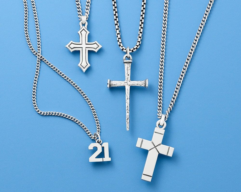 Sterling silver men’s necklace with cross.
